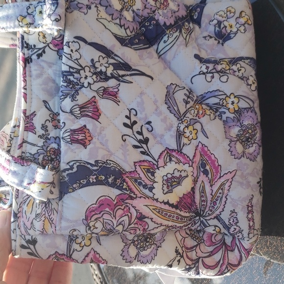 Super roomy and feminine Vera Bradley purse - Picture 3 of 8